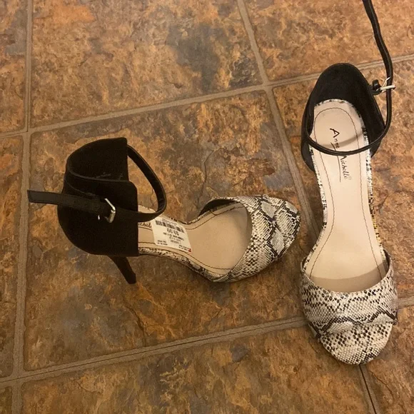 Anne Michelle Heels. Size 8 - Picture 2 of 4